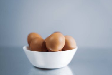 Beyaz kasede tavuk yumurtası. Kapat..