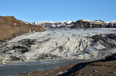 Arka planda İzlanda buzulu ve mavi gökyüzü. 