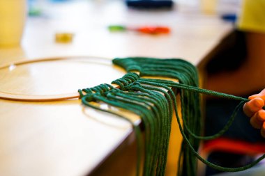 Makrome yapıyorum. Yaratıcı el yapımı atölye. 