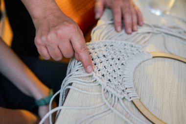 Makrome yapıyorum. Yaratıcı el yapımı atölye. 