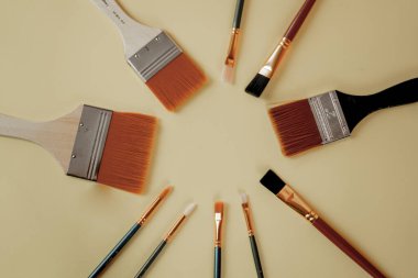 Bir sürü boya fırçası. Kapat..