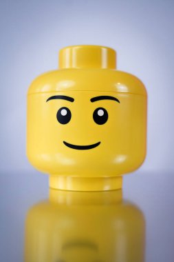 Sarı lego kafa kutusu. 