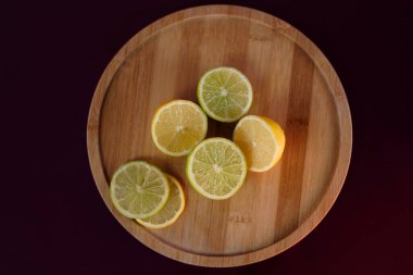 Tahtada limon ve limon dilimleri.