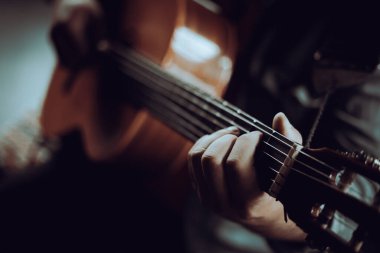 Gitar çalıyorum. Kapat..