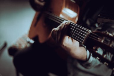 Gitar çalıyorum. Kapat.. 