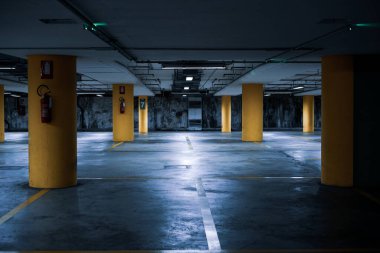Boş yer altı otoparkı