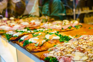 Jambonlu İtalyan pizzası ve mozzarella peyniri. İtalyan yemeği.. 