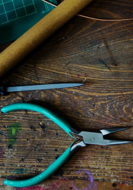 Ahşap arka planda yeşil kıskaçlar. 