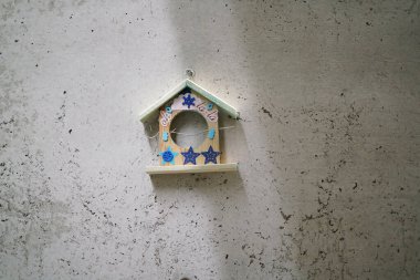 Beton duvardaki ahşap ev. 