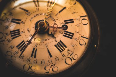 Eski bir saat. Zaman ve iş kavramı. 