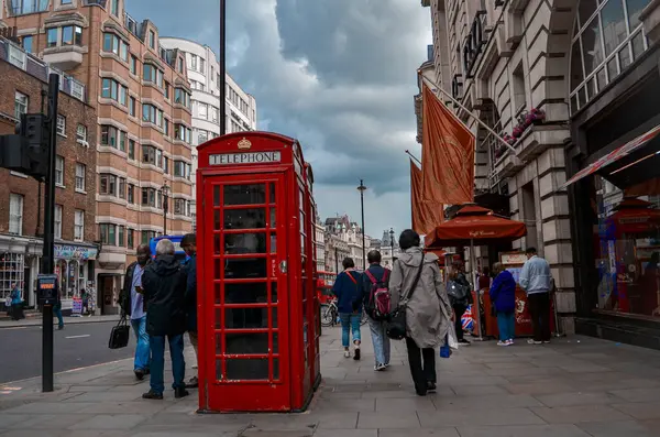 Londra caddesi, kırmızı telefon kulübesi, Birleşik Krallık. 