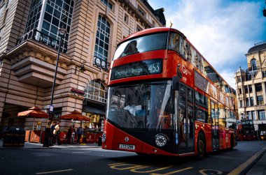 Londra, İngiltere 'de kırmızı çift katlı.. 