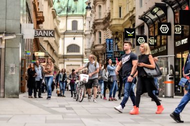 Viyana 'nın kalabalık caddesi, Avusturya. 