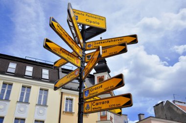 Şehirde sarı işaretler var.. 