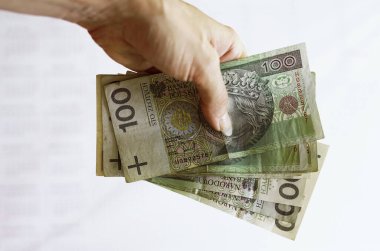 Cilalı banknotlar tutuyor. Finansal planlar yapmak. 