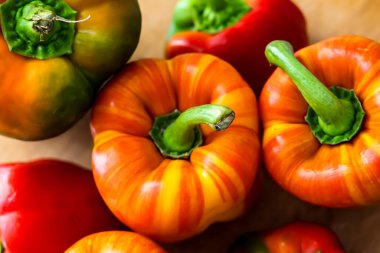 Tahtada renkli biberler. 