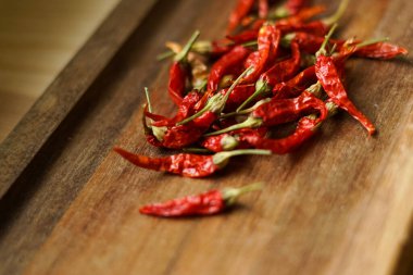 Ahşap tahtada kırmızı biber.