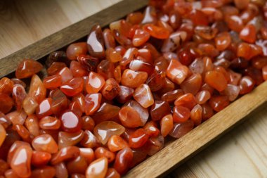 Ahşap arka planda Carnelian taşları.