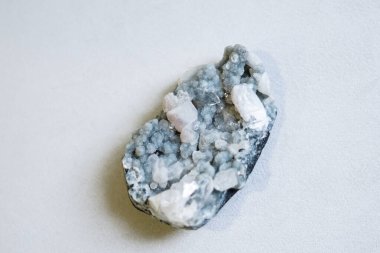 Beyaz arkaplanlı doğal bir durgunluk..