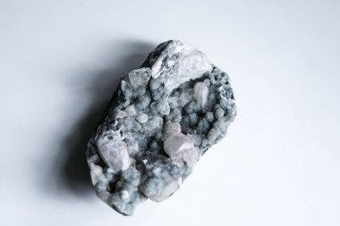 Beyaz arkaplanlı doğal bir durgunluk..