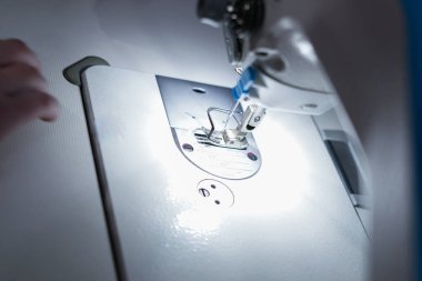 Terzi dükkanında dikiş makinesi..