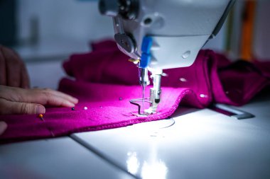 Terzi dükkanında çalışıyorum. Çocuklar için yaratıcı bir atölye. Dikiş makinesini kapat..