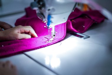 Terzi dükkanında çalışıyorum. Çocuklar için yaratıcı bir atölye. Dikiş makinesini kapat..