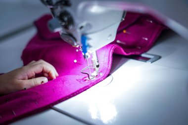 Terzi dükkanında çalışıyorum. Çocuklar için yaratıcı bir atölye. Dikiş makinesini kapat..