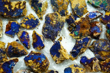 Doğal rengarenk taşlar. Mineral değişimi. 