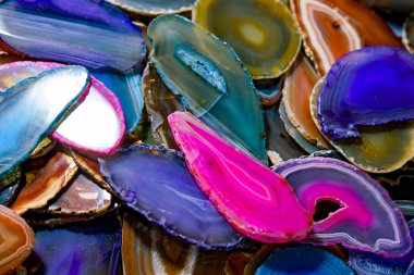 Renkli akik dilimleri. Mineral değişimi. 