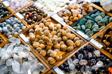 Renkli doğal taşlar. Mineral değişimi.