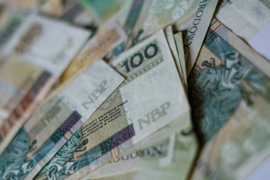 Arkaplan olarak Polonya banknotları.