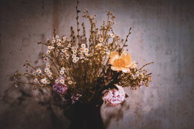 Vazoda bir demet renkli çiçek. 