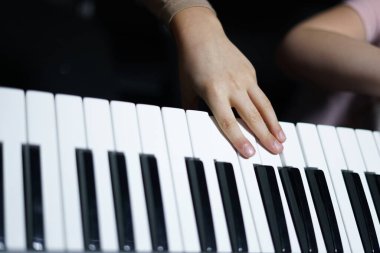 Piyano çalıyorum. Çocuklar için dersler.