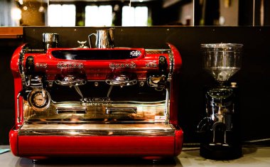 Kafedeki kırmızı antika kahve makinesi.. 