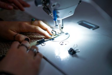 Terzi dükkanında çalışıyorum. Dikiş makinesi.