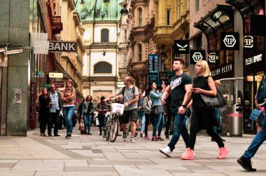 Avusturya, Viyana 'da kalabalık bir cadde. 