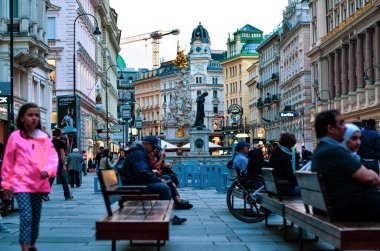 Avusturya, Viyana 'da kalabalık bir cadde. 