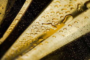 Damlacıklı altın soyut arkaplan.