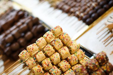 Çikolata kaplı meyve parçaları..