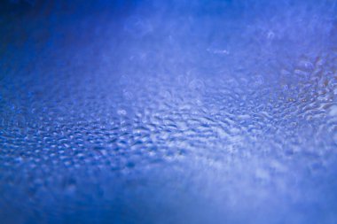 Damlacıklarla soyut mavi arkaplan. 