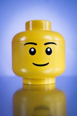 Mavi arka planlı sarı lego başlı kutu. 