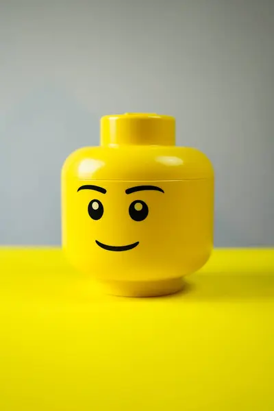 Sarı Lego Kafa kutusu. Kapat. 