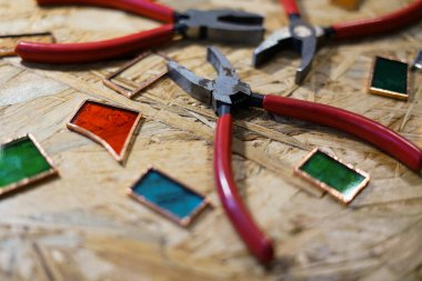 Renkli cam kırıkları. Lekeli cam atölyesi. 