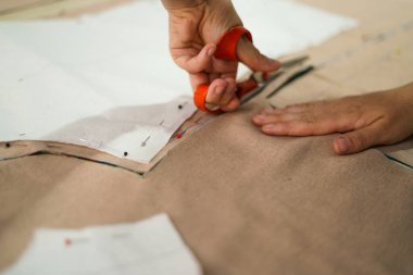 Dikiş atölyesinde çalışıyorum.. 