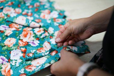 Dikiş atölyesinde çalışıyorum.. 