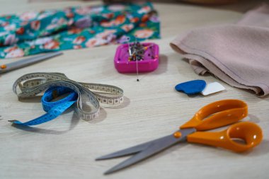 Dikiş atölyesinde çalışıyorum.. 