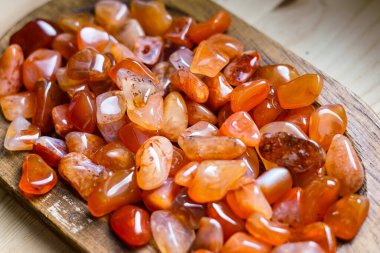 Doğal çiğ Carnelian taşları. Kapat.. 