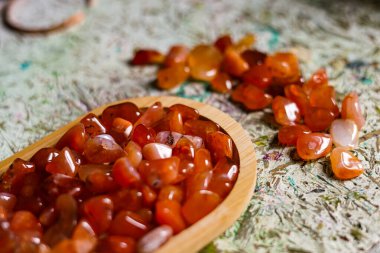 Doğal çiğ Carnelian taşları. Kapat.. 