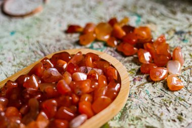 Doğal çiğ Carnelian taşları. Kapat.. 